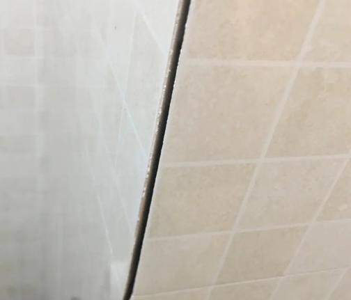 云浮瓷砖空鼓维修公司分享阳台瓷砖脱落的修复过程可以分为以下几个步骤