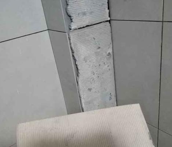 云浮瓷砖空鼓维修公司分享下厨房瓷砖脱落的补救措施。